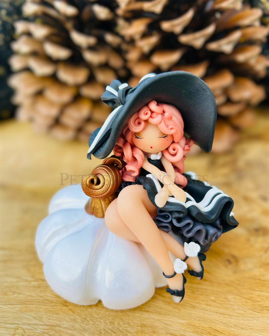 Poupée artisanale Hildegarde figurine de collection fait main France, grand chapeau rubans soie doree nuit automne, cadeau Noel femme original, pièce unique 3/5, artisanat français Les Petites Françaises