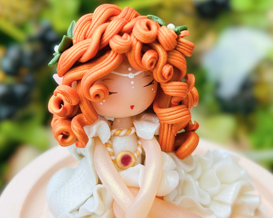 Poupée artisanale unique en argile polymère Cernit, façonnée à la main par Léonie, créatrice des Petites Françaises®
