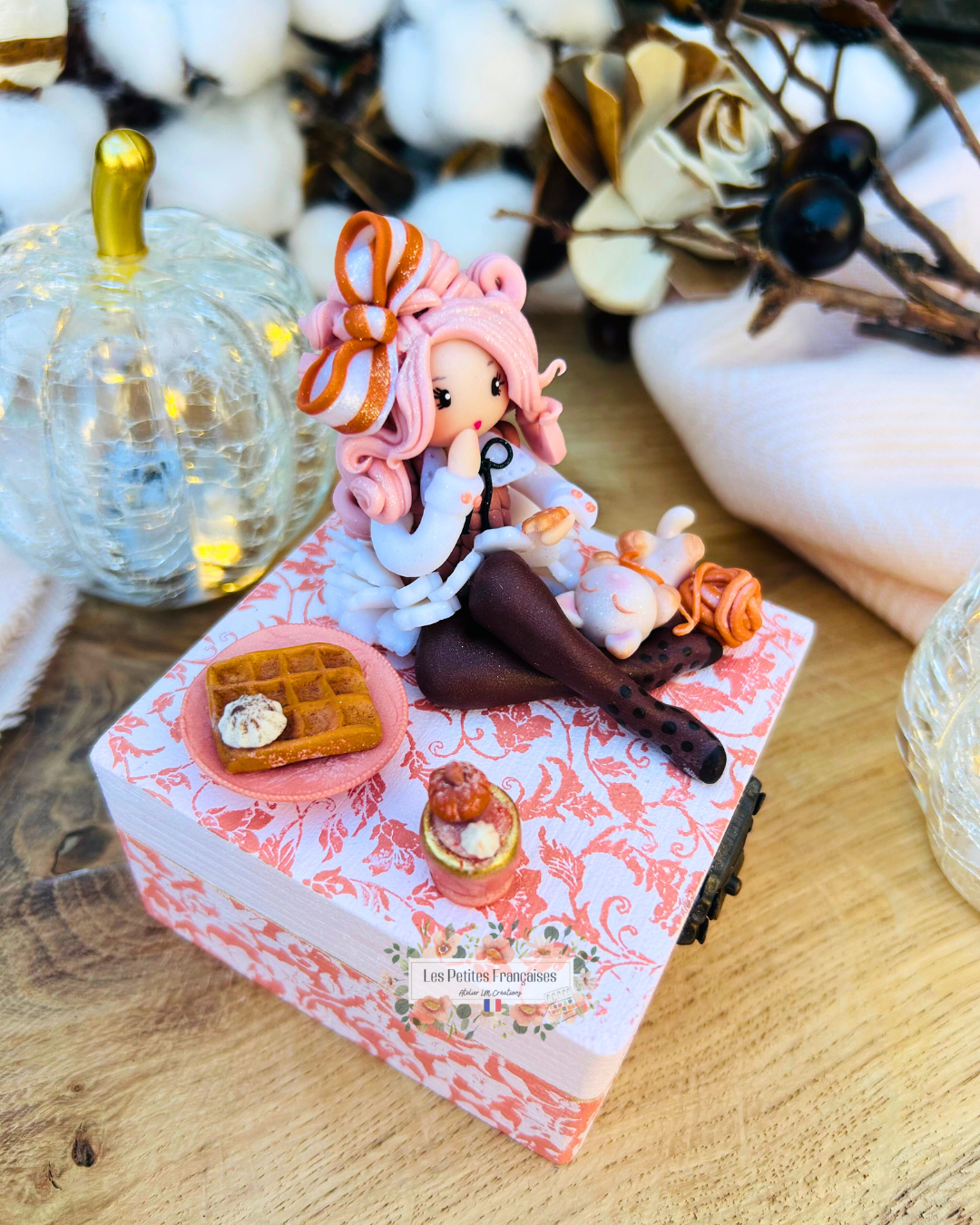 Victoire - Boîte Poupée Automne - Sculpture d'Art Unique