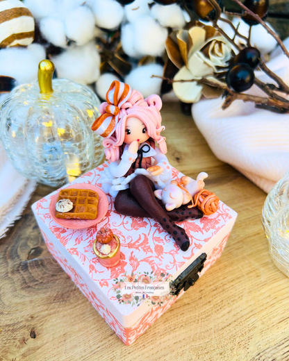 Victoire - Boîte Poupée Automne - Sculpture d'Art Unique