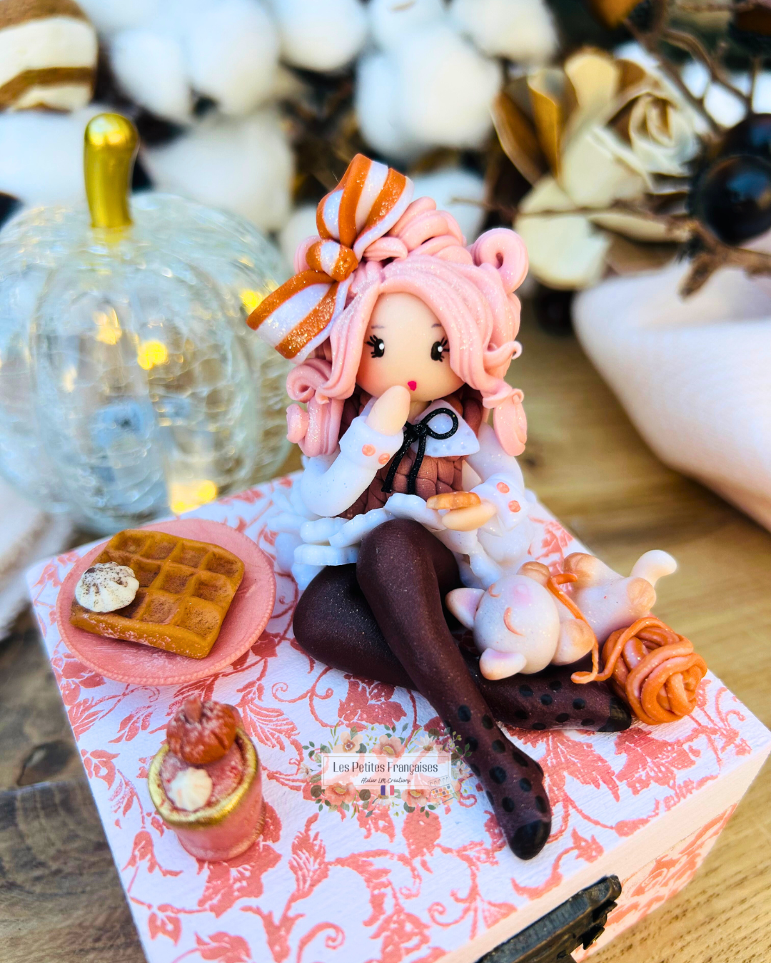 Victoire - Boîte Poupée Automne - Sculpture d'Art Unique