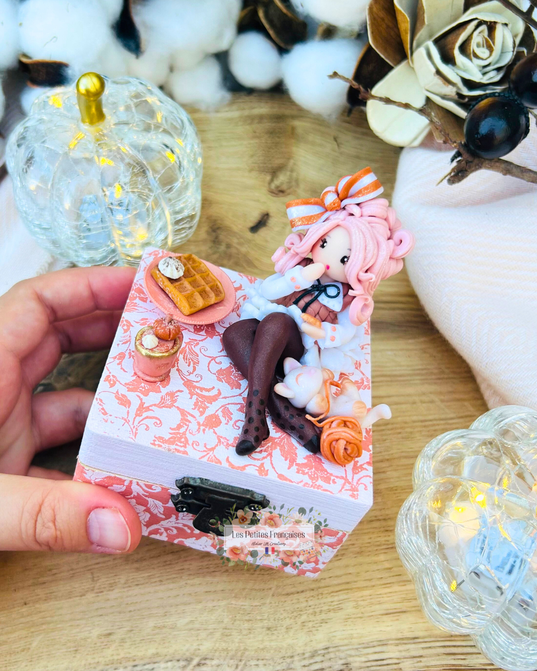 Victoire - Boîte Poupée Automne - Sculpture d'Art Unique