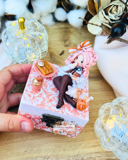 Victoire - Boîte Poupée Automne - Sculpture d'Art Unique