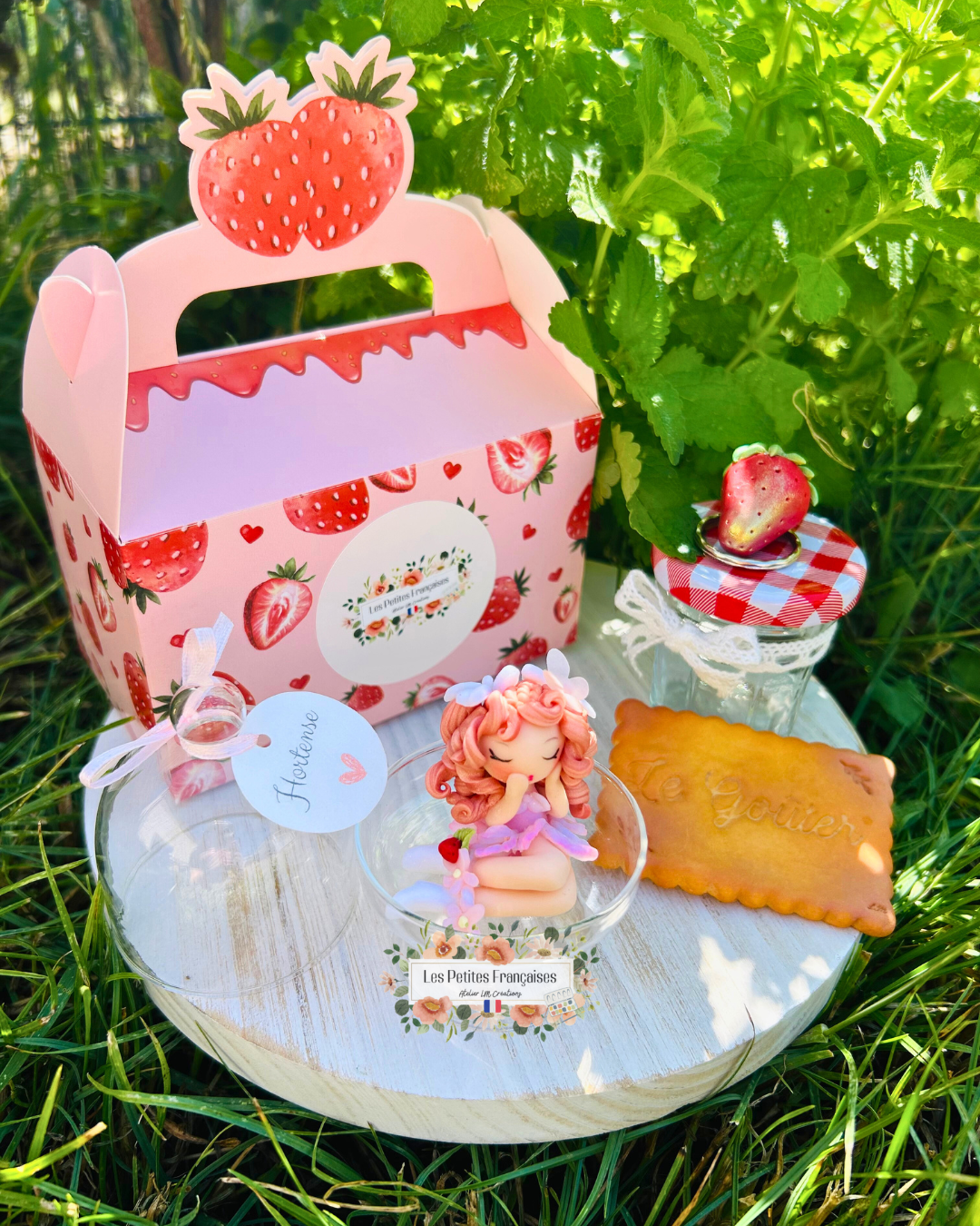 Coffret Cadeau Hortense – Sculpture d'Art Unique sous Cloche - Biscuit & Porte-Clé