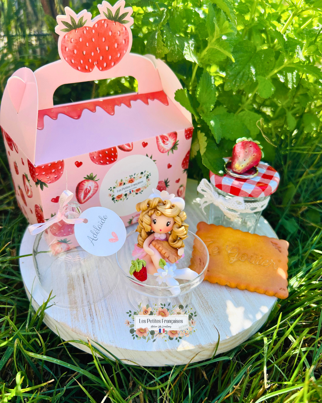 Coffret Cadeau Adélaïde – Sculpture d'Art Unique sous Cloche - Biscuit & Porte-Clé