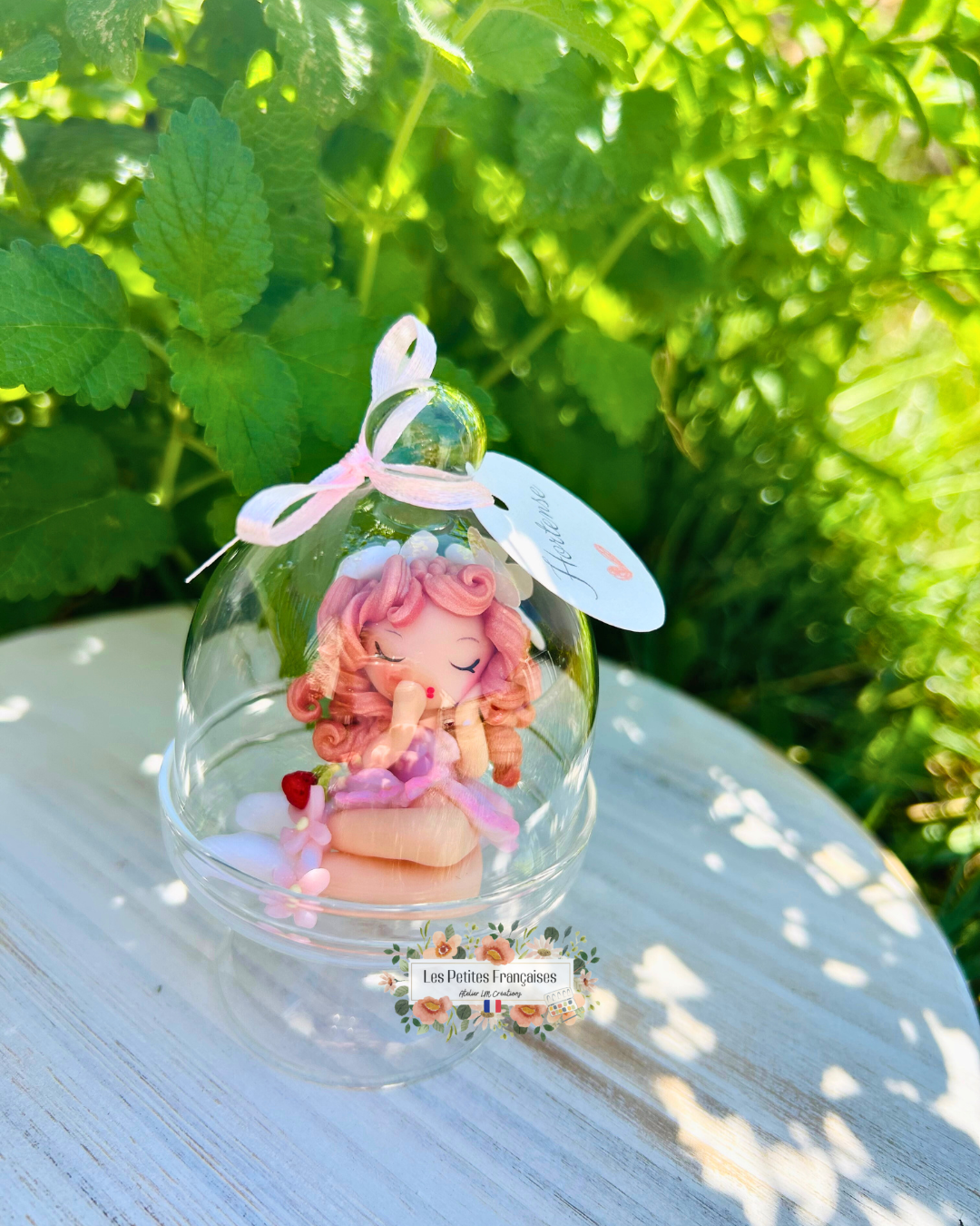 Coffret Cadeau Hortense – Sculpture d'Art Unique sous Cloche - Biscuit & Porte-Clé