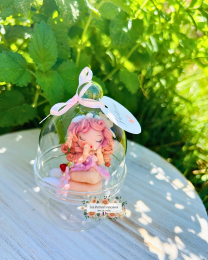 Coffret Cadeau Hortense – Sculpture d'Art Unique sous Cloche - Biscuit & Porte-Clé