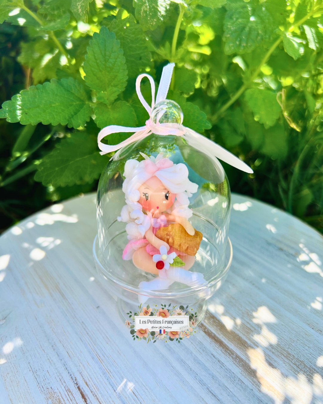 Coffret Cadeau Joséphine – Sculpture d'Art Unique sous Cloche - Biscuit & Porte-Clé