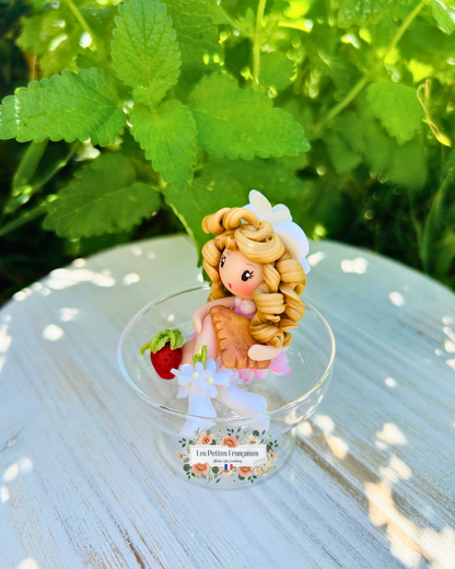 Coffret Cadeau Adélaïde – Sculpture d'Art Unique sous Cloche - Biscuit & Porte-Clé