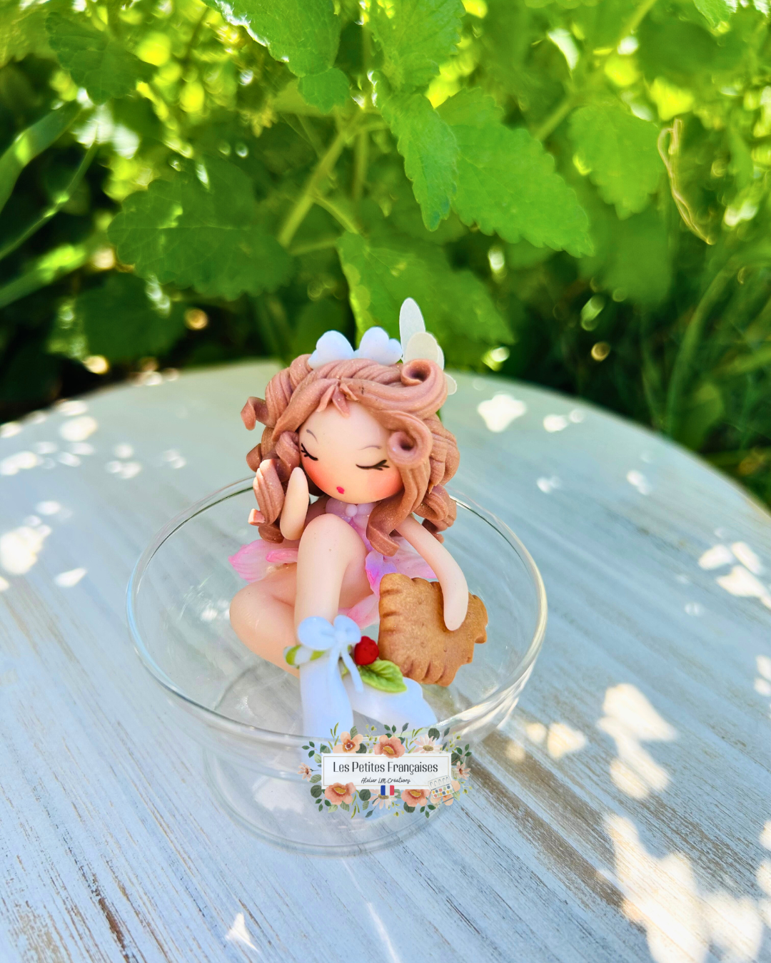Coffret Cadeau Élise – Sculpture d'Art Unique sous Cloche - Biscuit & Porte-Clé