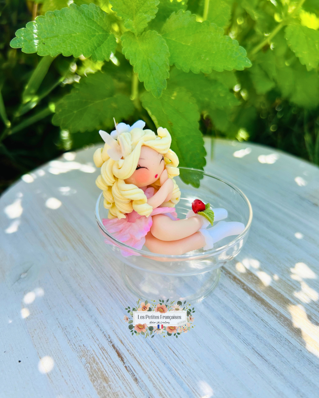 Coffret Cadeau Aimée – Sculpture d'Art Unique sous Cloche - Biscuit & Porte-Clé