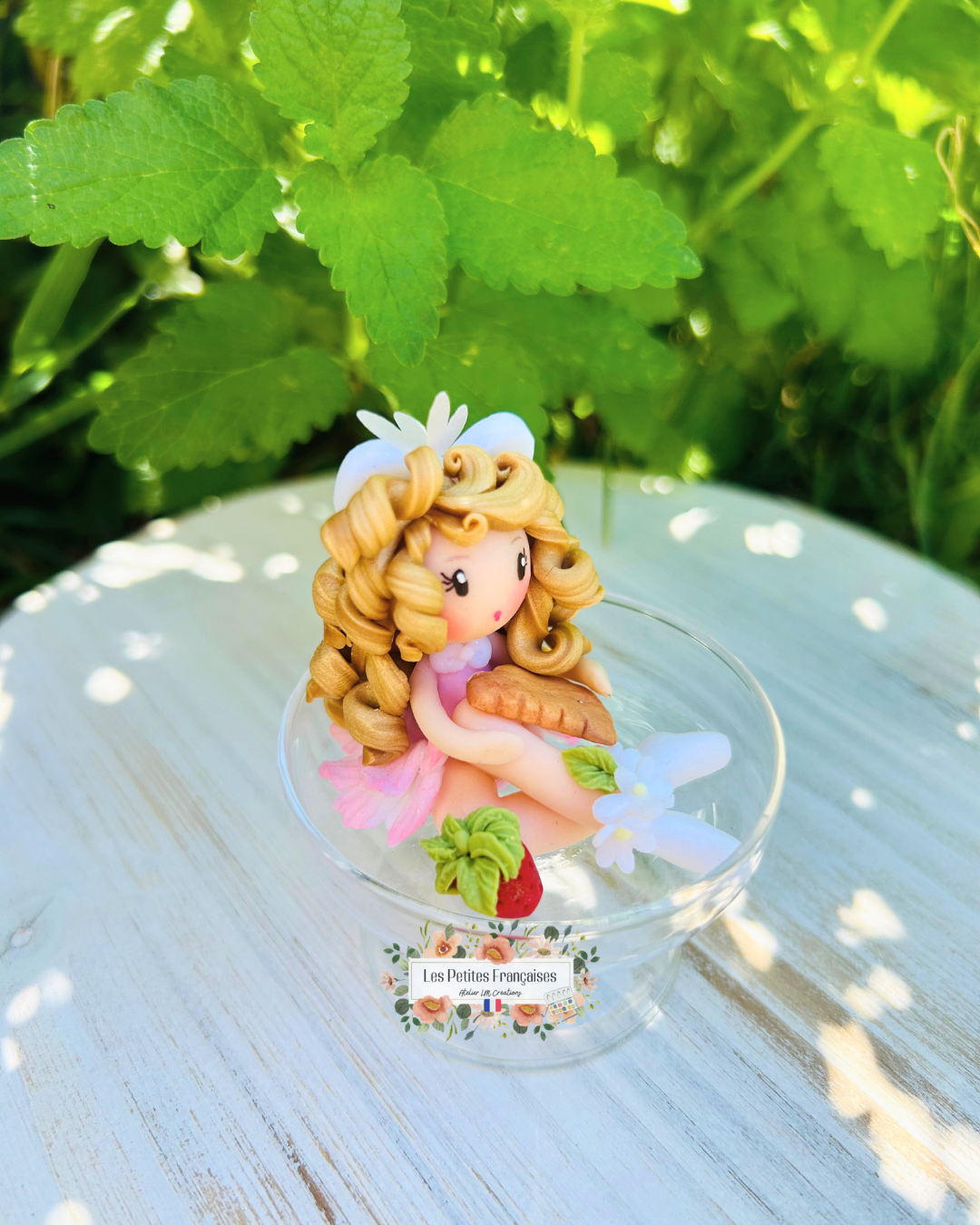 Coffret Cadeau Adélaïde – Sculpture d'Art Unique sous Cloche - Biscuit & Porte-Clé