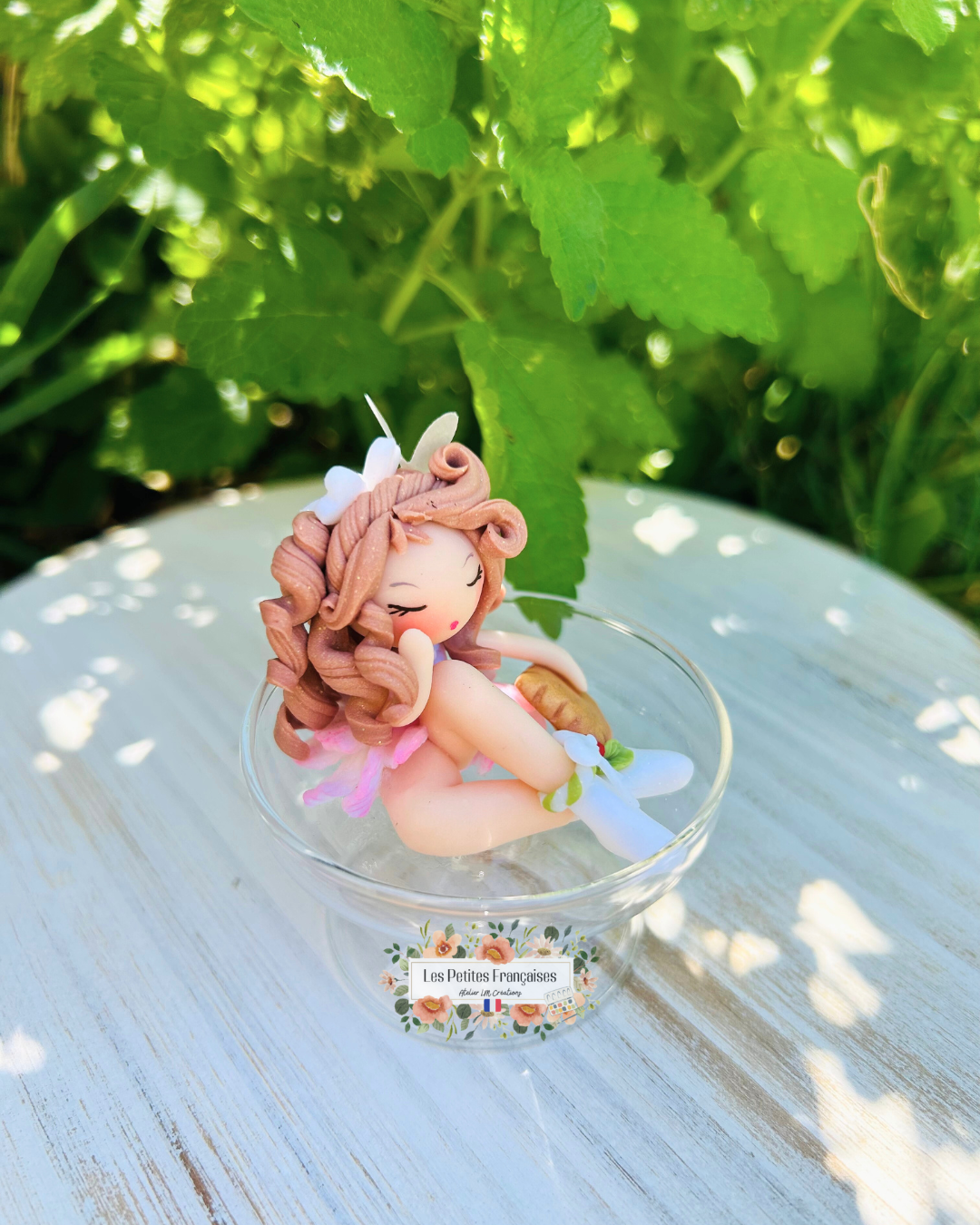 Coffret Cadeau Élise – Sculpture d'Art Unique sous Cloche - Biscuit & Porte-Clé