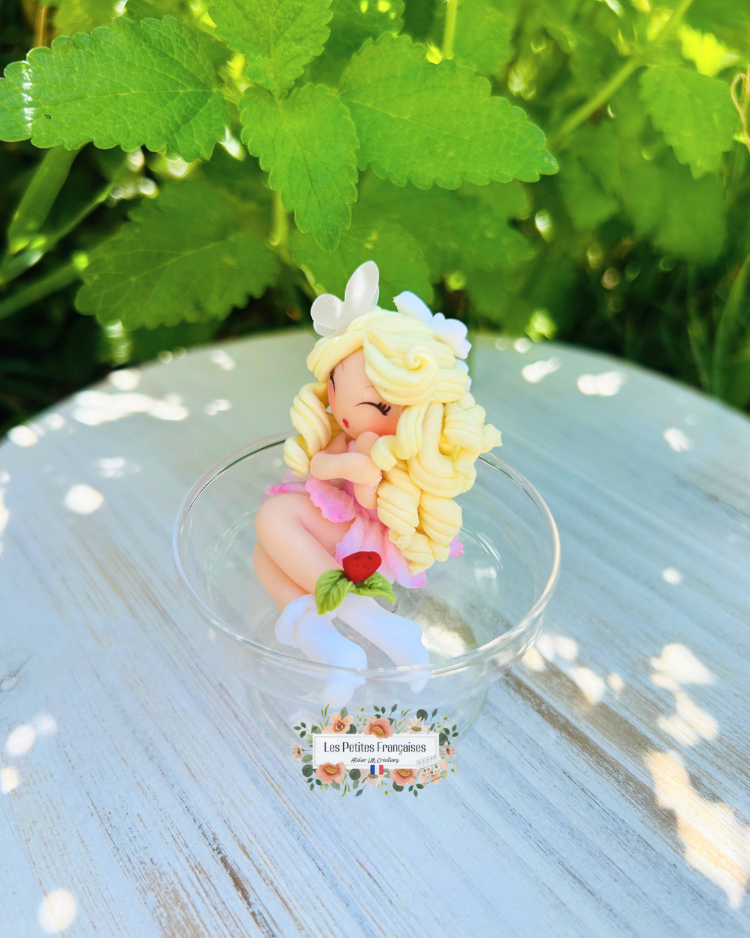 Coffret Cadeau Aimée – Sculpture d'Art Unique sous Cloche - Biscuit & Porte-Clé