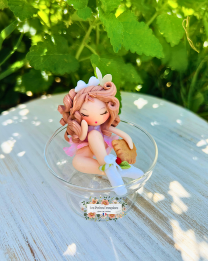 Coffret Cadeau Élise – Sculpture d'Art Unique sous Cloche - Biscuit & Porte-Clé