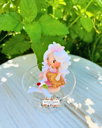 Coffret Cadeau Joséphine – Sculpture d'Art Unique sous Cloche - Biscuit & Porte-Clé