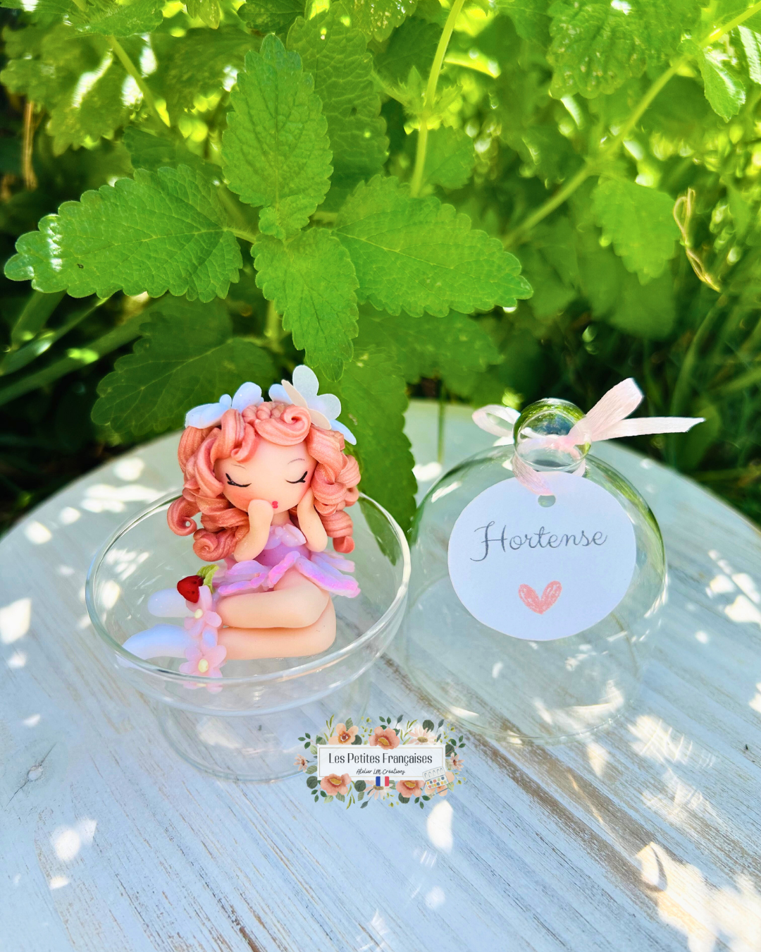 Coffret Cadeau Hortense – Sculpture d'Art Unique sous Cloche - Biscuit & Porte-Clé