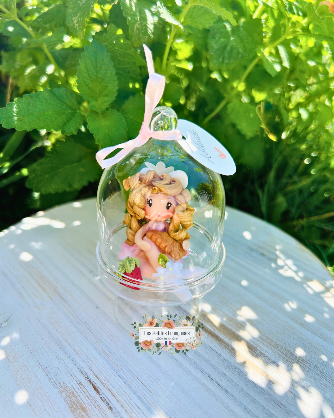 Coffret Cadeau Adélaïde – Sculpture d'Art Unique sous Cloche - Biscuit & Porte-Clé