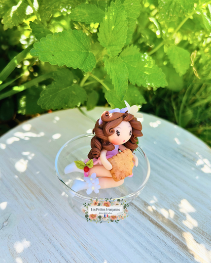 Coffret Cadeau Colette – Sculpture d'Art Unique sous Cloche - Biscuit & Porte-Clé