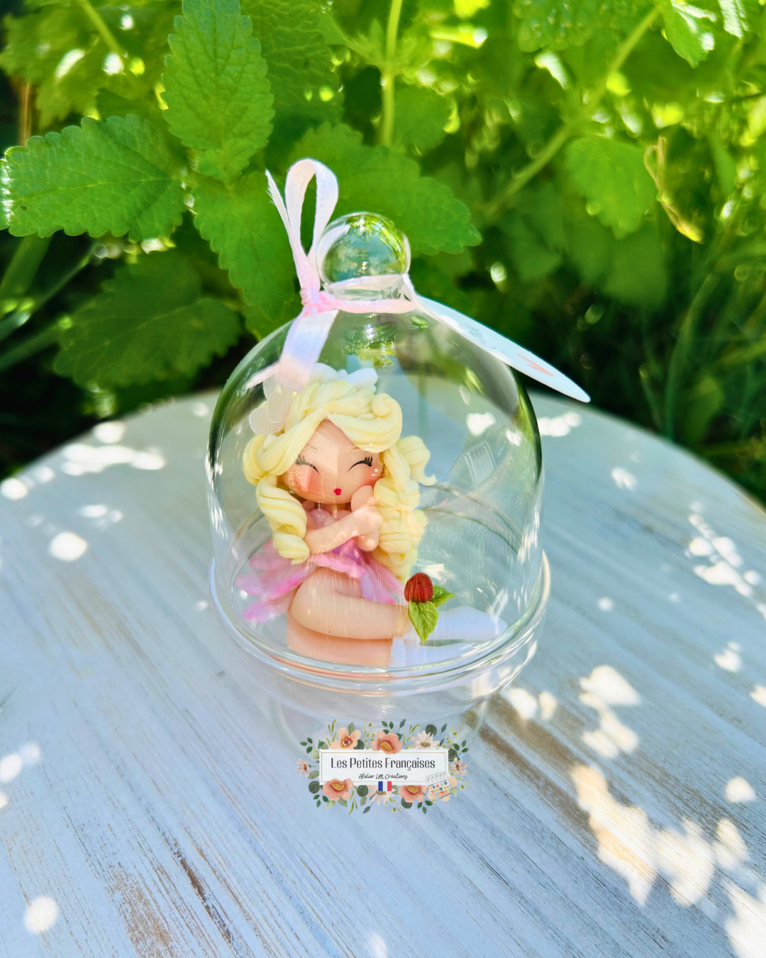 Coffret Cadeau Aimée – Sculpture d'Art Unique sous Cloche - Biscuit & Porte-Clé