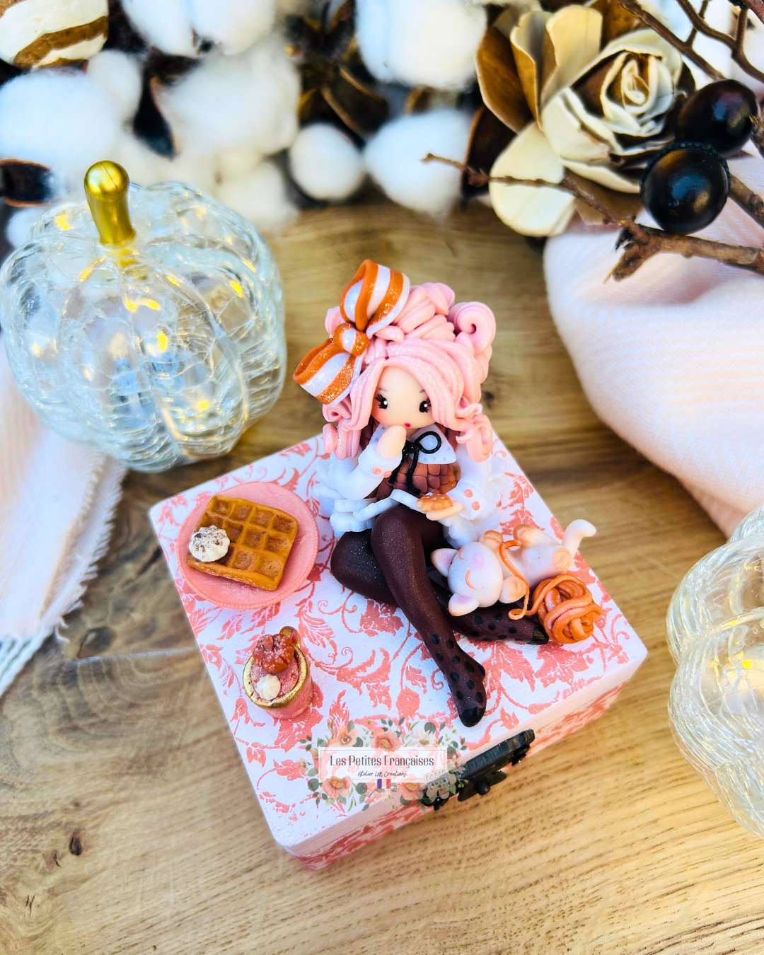 Victoire - Boîte Poupée Automne - Sculpture d'Art Unique