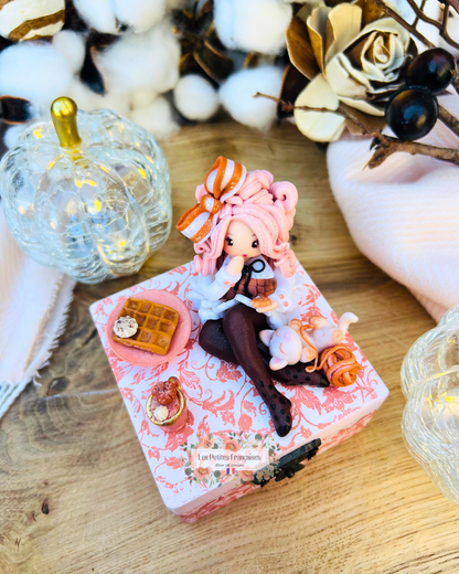 Victoire - Boîte Poupée Automne - Sculpture d'Art Unique