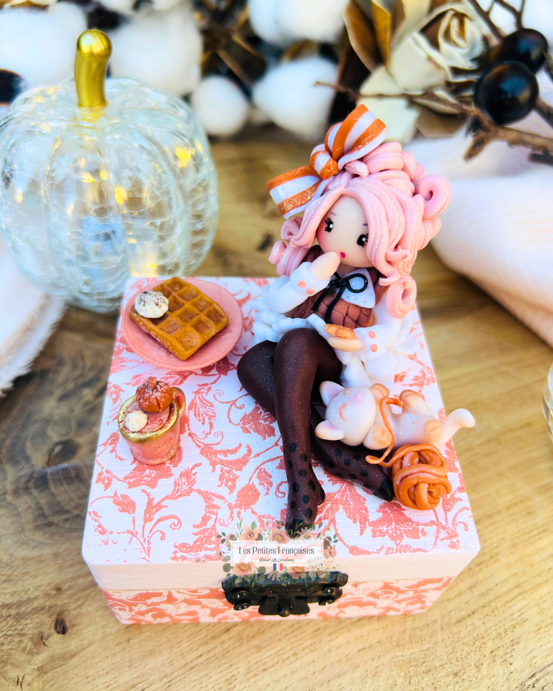 Victoire - Boîte Poupée Automne - Sculpture d'Art Unique