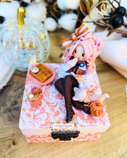 Victoire - Boîte Poupée Automne - Sculpture d'Art Unique