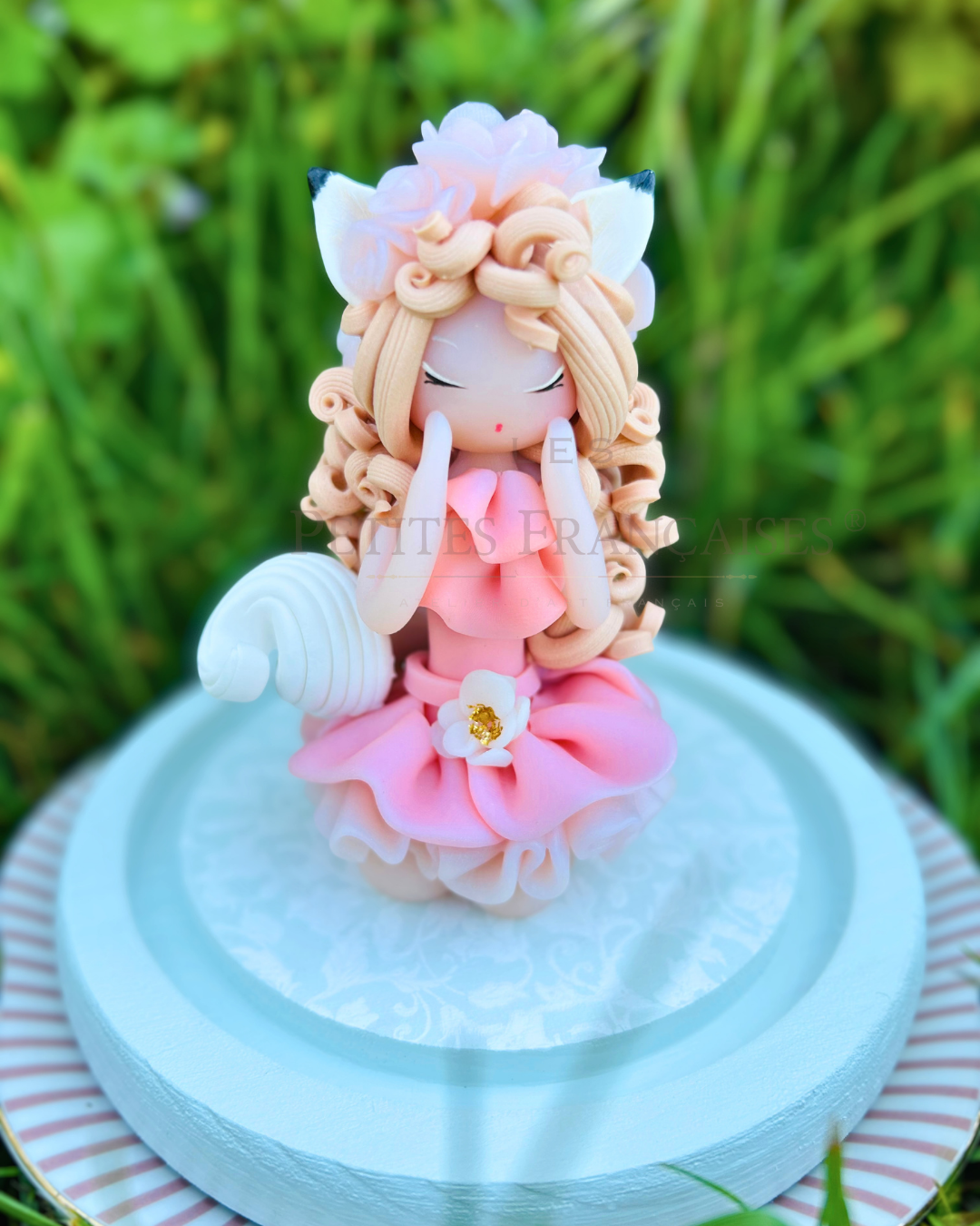 Poupée artisanale Adeline renarde blanche figurine de collection fait main France, neige sapin hiver hermine, cadeau Noel hiver femme original, pièce unique 3/4, artisanat français Les Petites Françaises