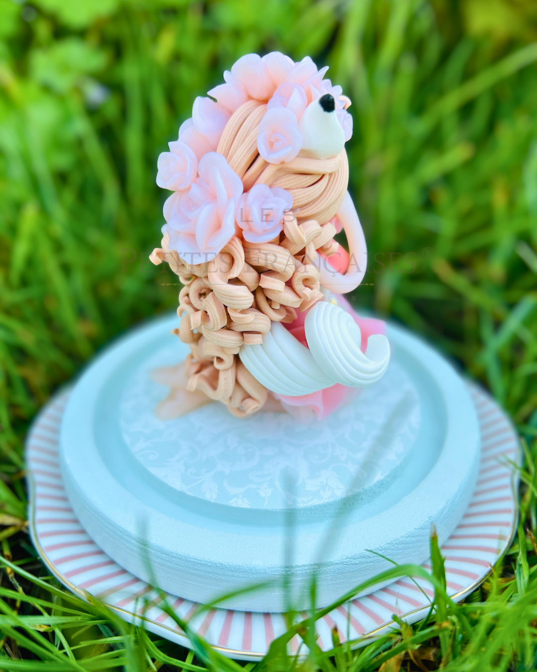 Poupée artisanale Adeline renarde blanche figurine de collection fait main France, neige sapin hiver hermine, cadeau Noel hiver femme original, pièce unique 3/4, artisanat français Les Petites Françaises