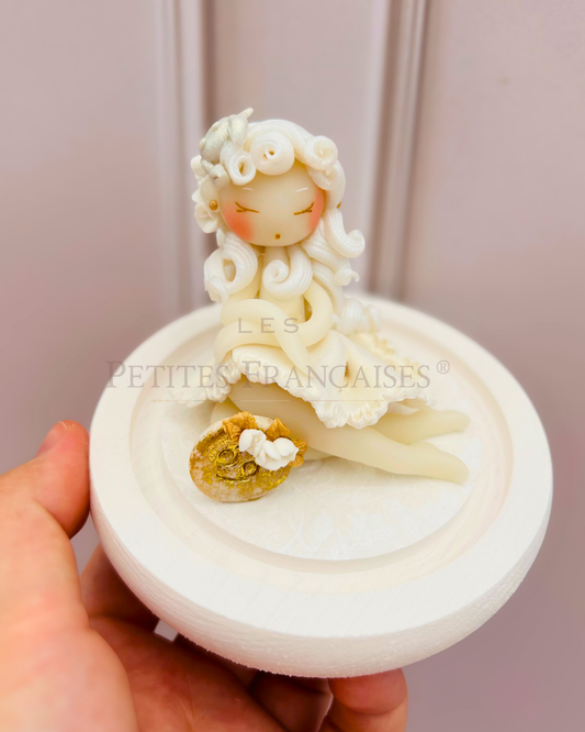 Poupée artisanale Cancer signe astrologique figurine de collection fait main France, blanc or, cadeau anniversaire Cancer Noel femme original, pièce unique 4/12, artisanat français Les Petites Françaises