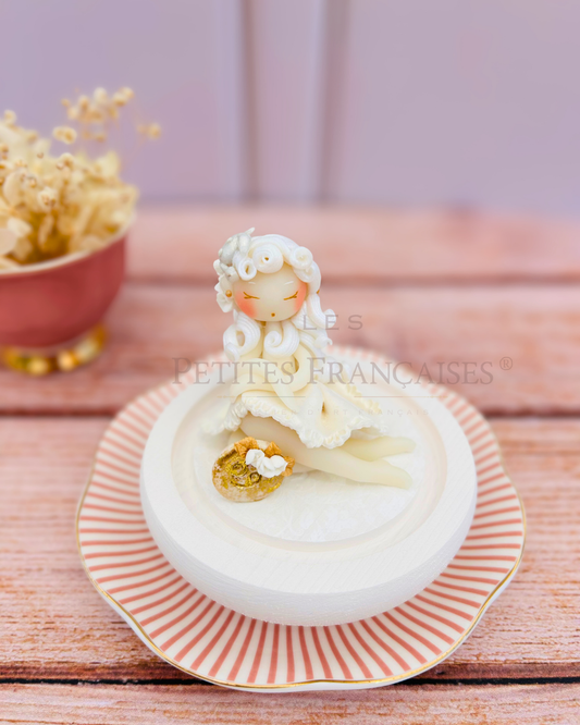 Poupée artisanale Cancer signe astrologique figurine de collection fait main France, blanc or, cadeau anniversaire Cancer Noel femme original, pièce unique 4/12, artisanat français Les Petites Françaises