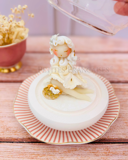Poupée artisanale Cancer signe astrologique figurine de collection fait main France, blanc or, cadeau anniversaire Cancer Noel femme original, pièce unique 4/12, artisanat français Les Petites Françaises