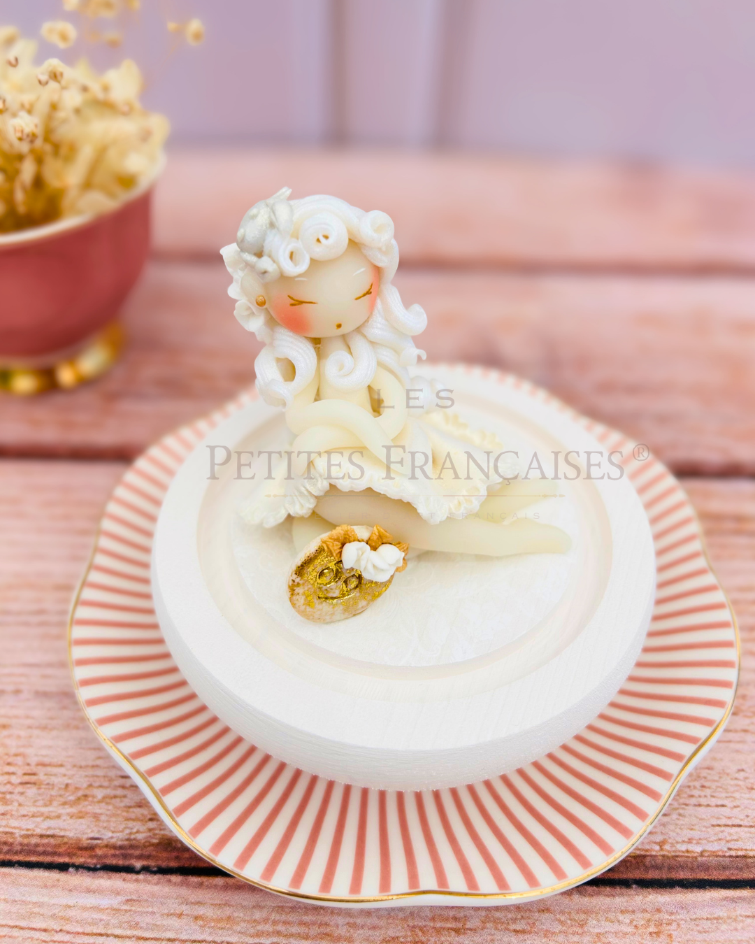 Poupée artisanale Cancer signe astrologique figurine de collection fait main France, blanc or, cadeau anniversaire Cancer Noel femme original, pièce unique 4/12, artisanat français Les Petites Françaises