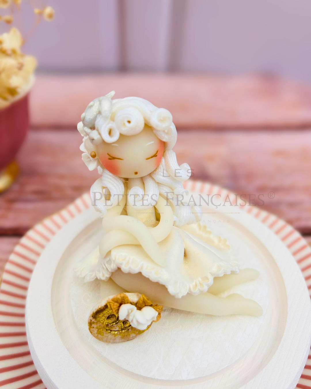 Poupée artisanale Cancer signe astrologique figurine de collection fait main France, blanc or, cadeau anniversaire Cancer Noel femme original, pièce unique 4/12, artisanat français Les Petites Françaises