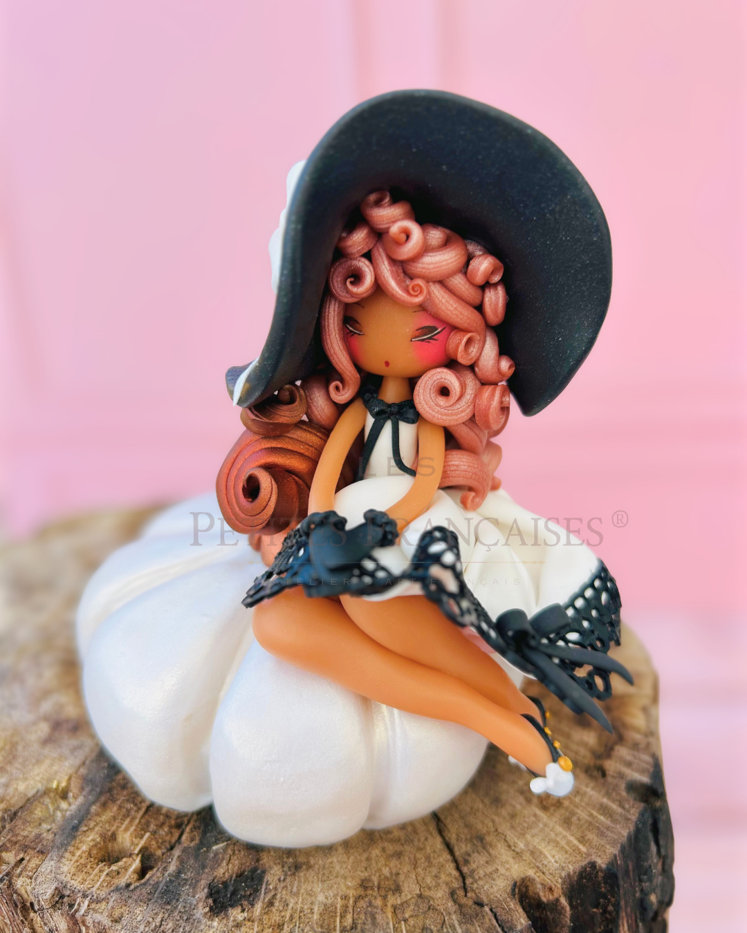 Poupée artisanale Garance figurine de collection fait main France, boucles roses dorees petales seches lierre automne, cadeau Noel femme original, pièce unique 4/5, artisanat français Les Petites Françaises