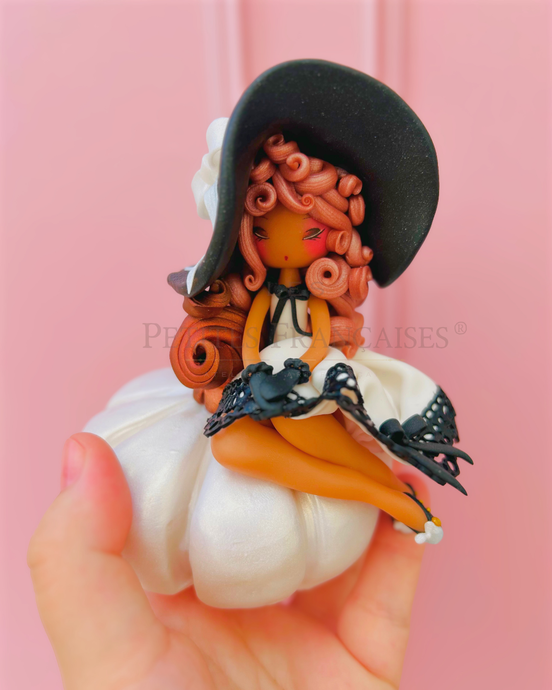 Poupée artisanale Garance figurine de collection fait main France, boucles roses dorees petales seches lierre automne, cadeau Noel femme original, pièce unique 4/5, artisanat français Les Petites Françaises