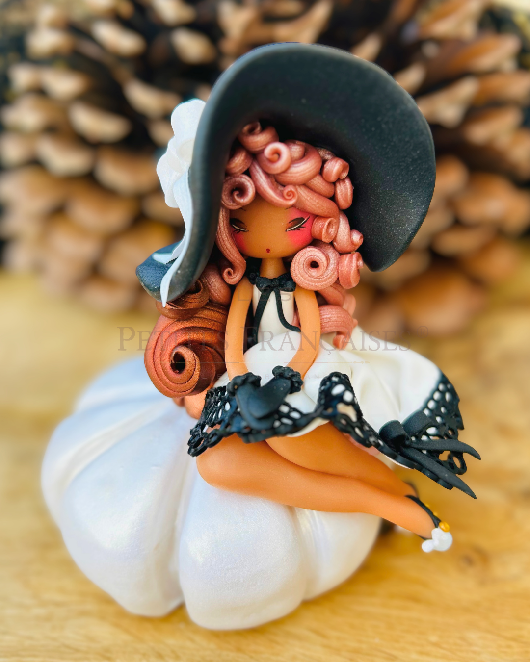 Poupée artisanale Garance figurine de collection fait main France, boucles roses dorees petales seches lierre automne, cadeau Noel femme original, pièce unique 4/5, artisanat français Les Petites Françaises