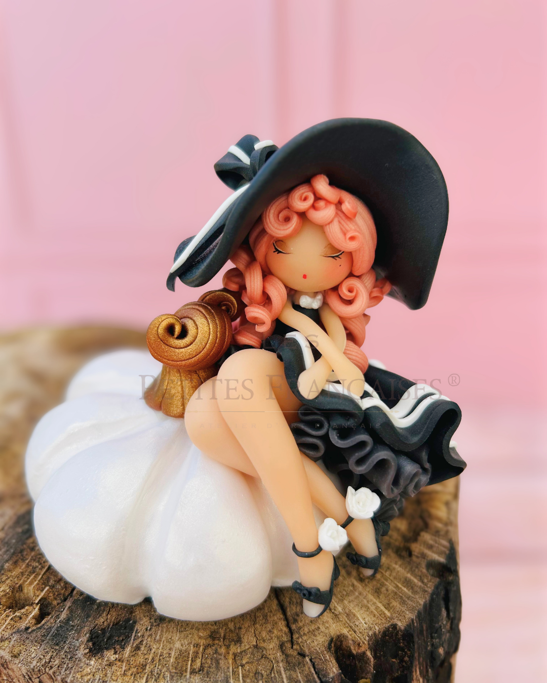 Poupée artisanale Hildegarde figurine de collection fait main France, grand chapeau rubans soie doree nuit automne, cadeau Noel femme original, pièce unique 3/5, artisanat français Les Petites Françaises