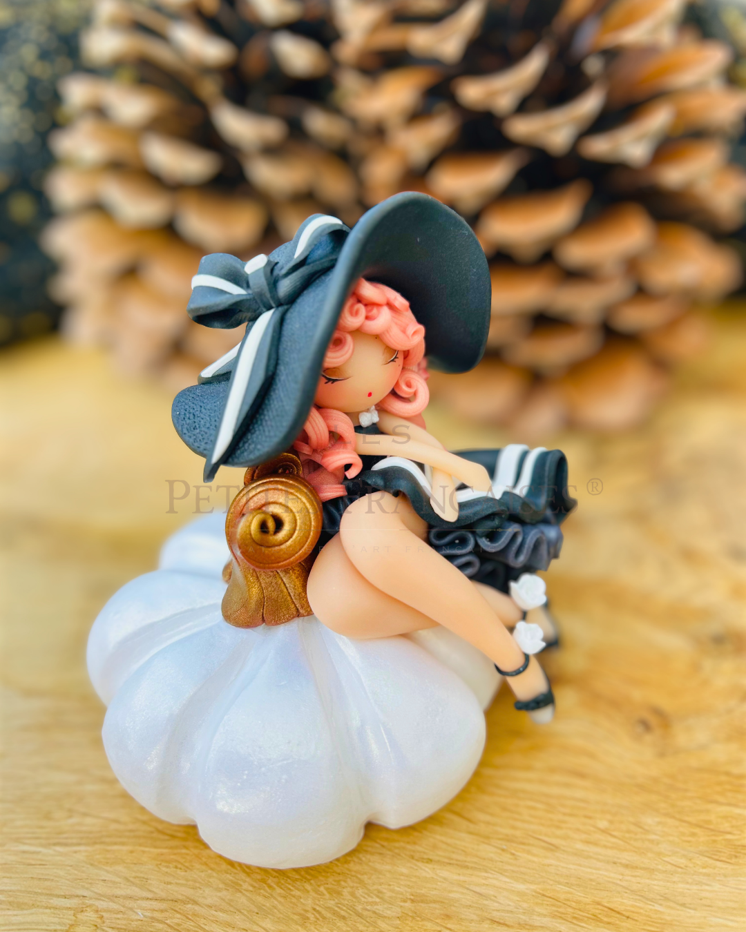 Poupée artisanale Hildegarde figurine de collection fait main France, grand chapeau rubans soie doree nuit automne, cadeau Noel femme original, pièce unique 3/5, artisanat français Les Petites Françaises