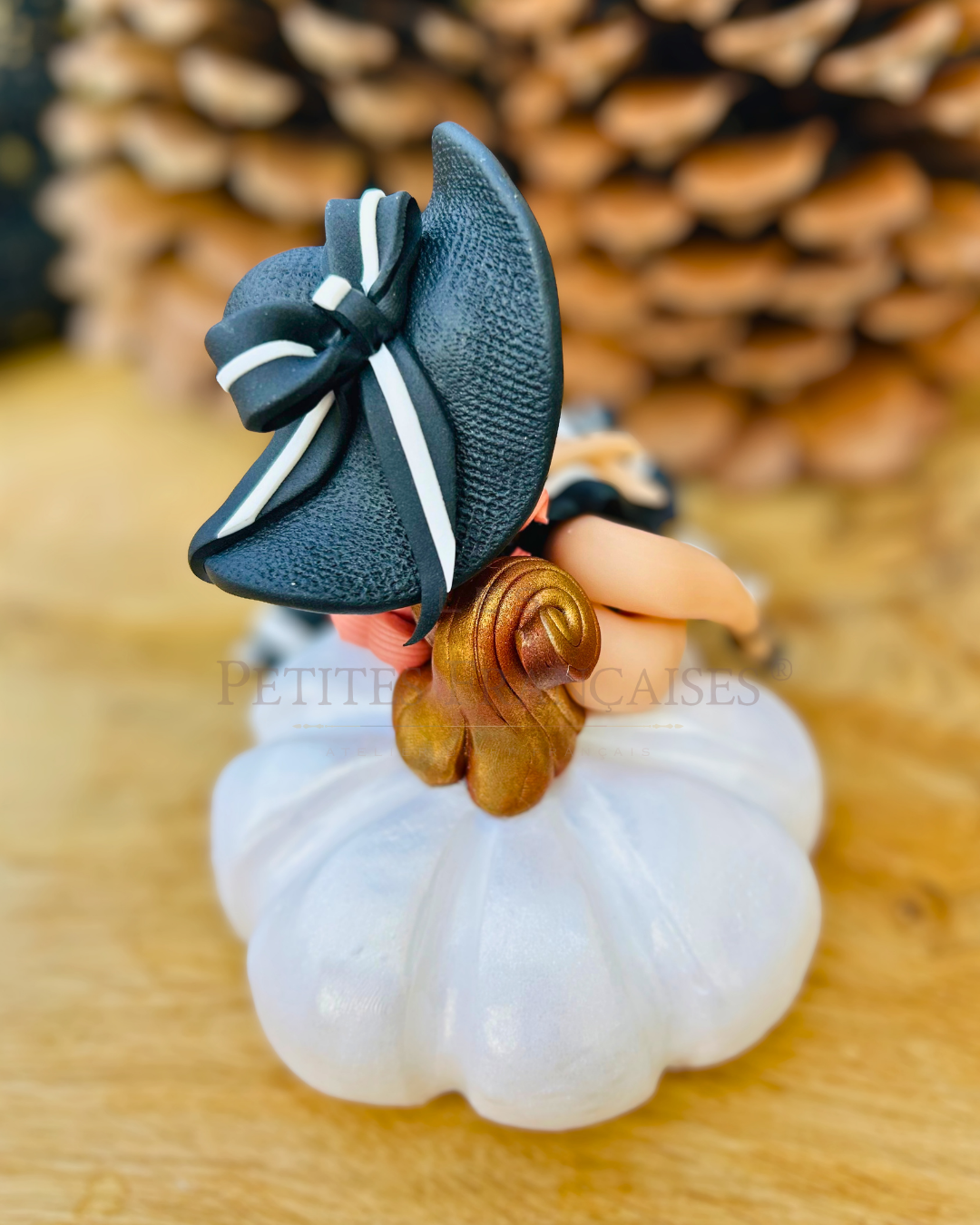 Poupée artisanale Hildegarde figurine de collection fait main France, grand chapeau rubans soie doree nuit automne, cadeau Noel femme original, pièce unique 3/5, artisanat français Les Petites Françaises