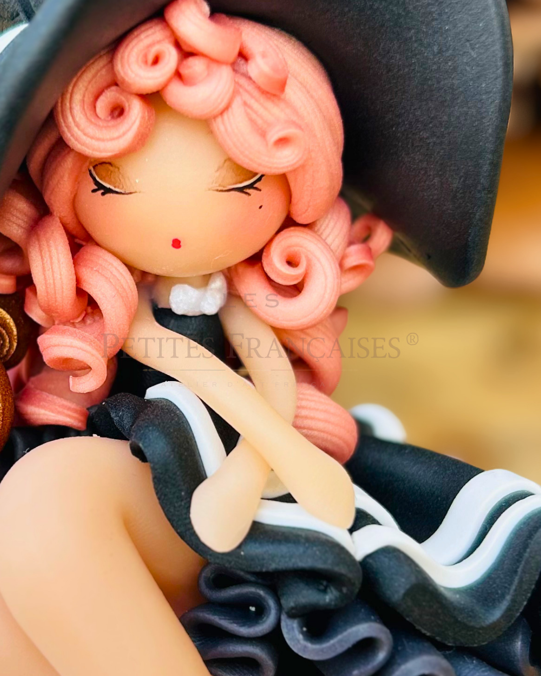 Poupée artisanale Hildegarde figurine de collection fait main France, grand chapeau rubans soie doree nuit automne, cadeau Noel femme original, pièce unique 3/5, artisanat français Les Petites Françaises