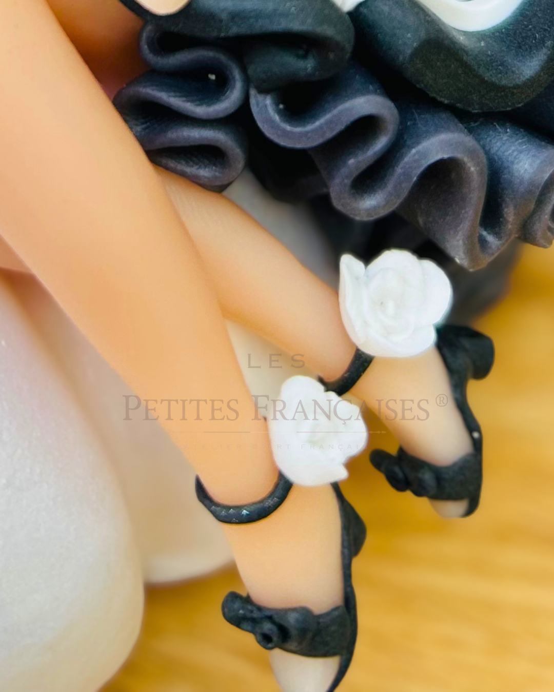 Poupée artisanale Hildegarde figurine de collection fait main France, grand chapeau rubans soie doree nuit automne, cadeau Noel femme original, pièce unique 3/5, artisanat français Les Petites Françaises
