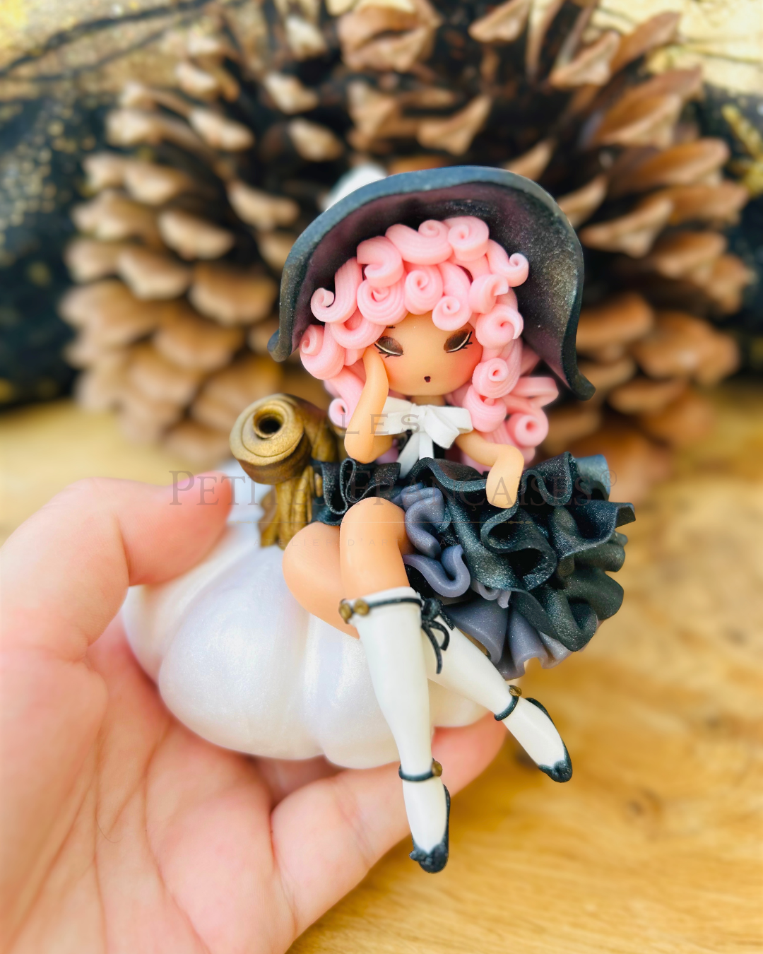 Poupée artisanale Isaure figurine de collection fait main France, dentelle noire satin boucles roses, grenier automne hiver, cadeau Noel femme original, pièce unique 5/5, artisanat français Les Petites Françaises