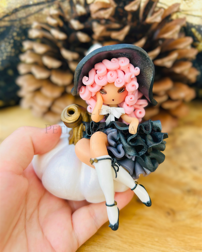 Poupée artisanale Isaure figurine de collection fait main France, dentelle noire satin boucles roses, grenier automne hiver, cadeau Noel femme original, pièce unique 5/5, artisanat français Les Petites Françaises