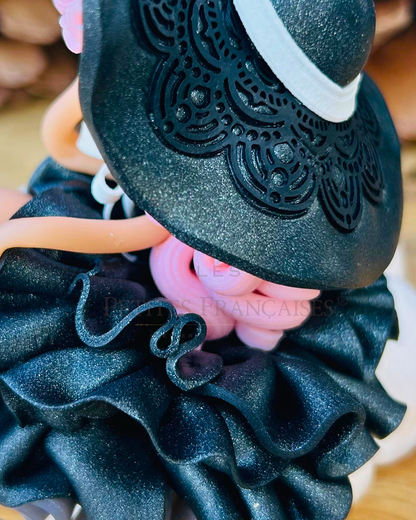 Poupée artisanale Isaure figurine de collection fait main France, dentelle noire satin boucles roses, grenier automne hiver, cadeau Noel femme original, pièce unique 5/5, artisanat français Les Petites Françaises