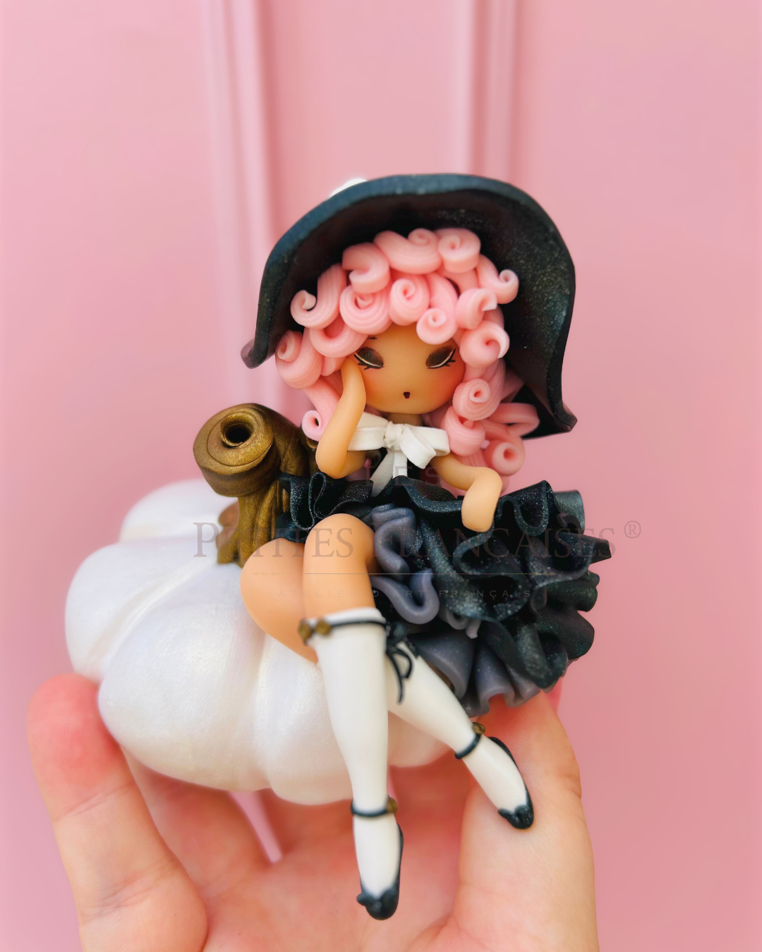 Poupée artisanale Isaure figurine de collection fait main France, dentelle noire satin boucles roses, grenier automne hiver, cadeau Noel femme original, pièce unique 5/5, artisanat français Les Petites Françaises