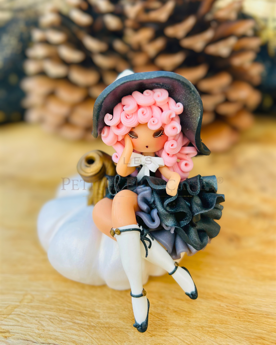 Poupée artisanale Isaure figurine de collection fait main France, dentelle noire satin boucles roses, grenier automne hiver, cadeau Noel femme original, pièce unique 5/5, artisanat français Les Petites Françaises