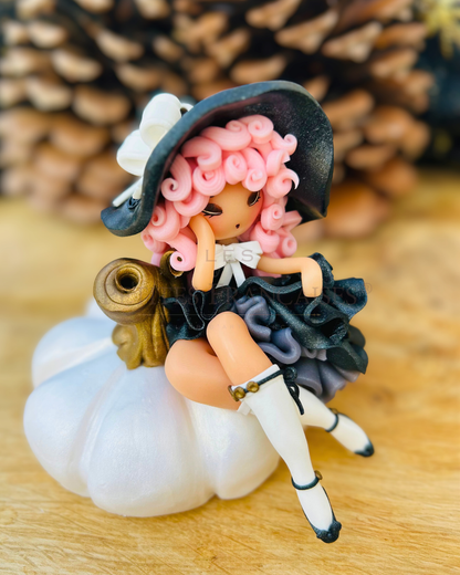 Poupée artisanale Isaure figurine de collection fait main France, dentelle noire satin boucles roses, grenier automne hiver, cadeau Noel femme original, pièce unique 5/5, artisanat français Les Petites Françaises