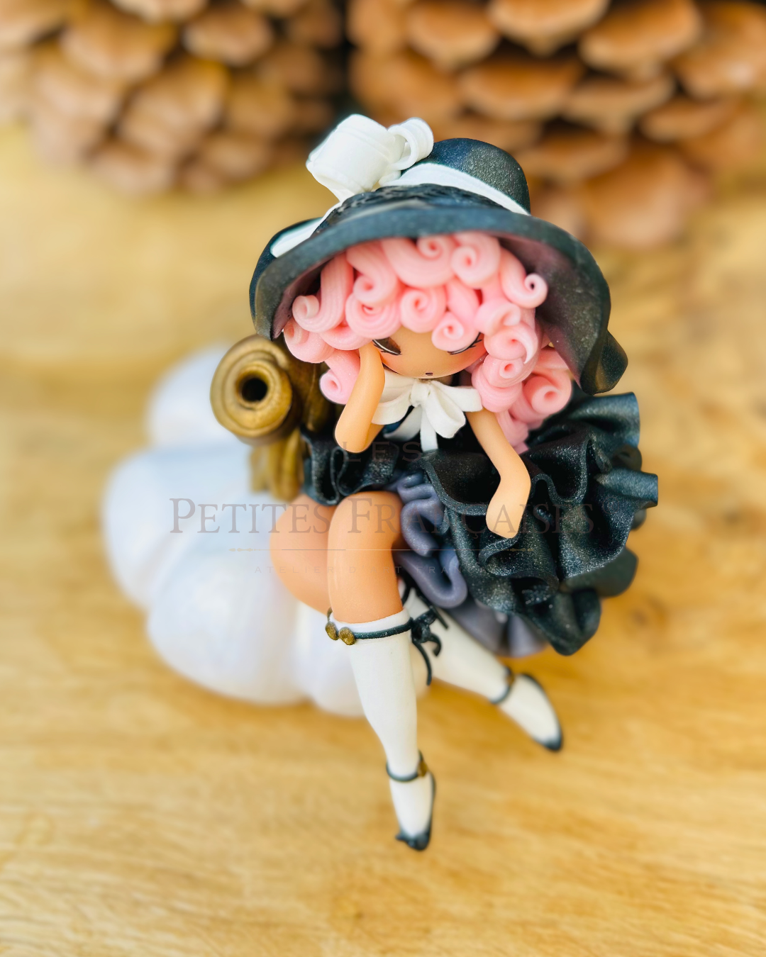 Poupée artisanale Isaure figurine de collection fait main France, dentelle noire satin boucles roses, grenier automne hiver, cadeau Noel femme original, pièce unique 5/5, artisanat français Les Petites Françaises